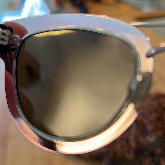 Like new Christian Dior sunglasses. Worn only 3 times. - Picture 6 of 11